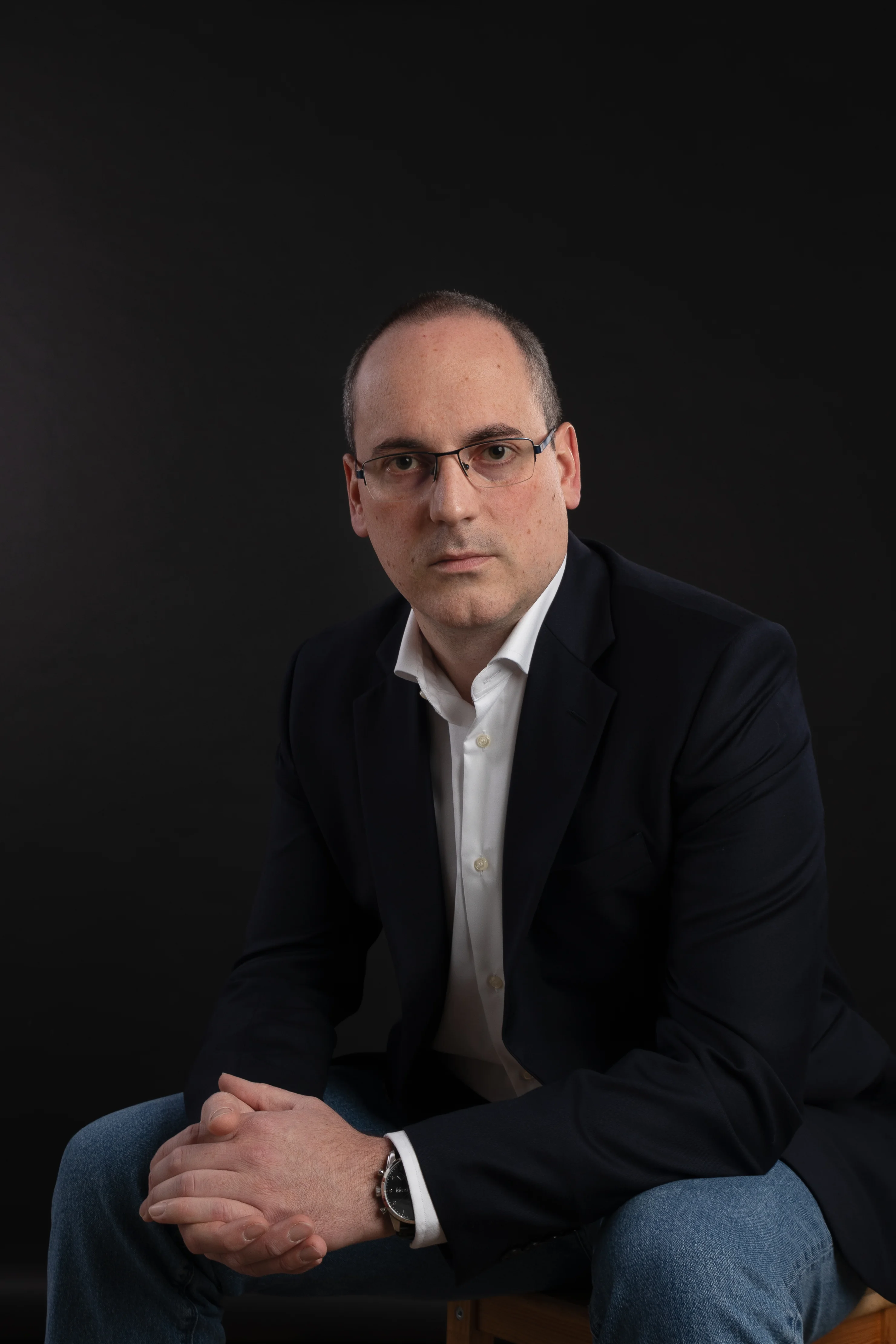 Portrait d'Alexandre Moeuf, assis, regard direct